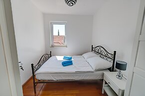 Adorable Apartment in Murter with Hot Tub