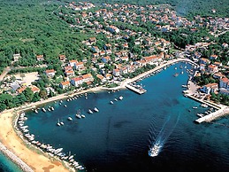 Large Apartment in Malinska near Sea