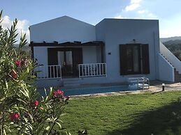 Villa With Pool and Parasol in Kirianna