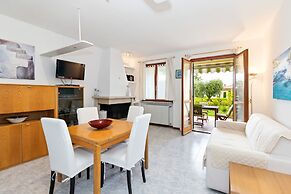 Apartment in Lazise With Lake View & Pool