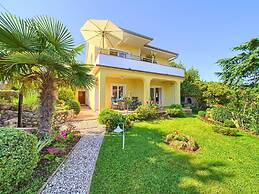 Nice Apartment With Private Terrace Near the Sea