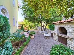 Nice Apartment With Private Terrace Near the Sea