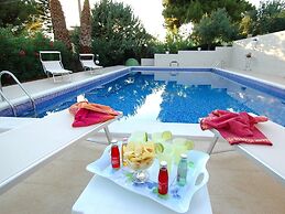 Holiday Home With Private Pool, Near the Beach