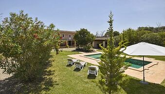 Poolside Garden Retreat in Buger