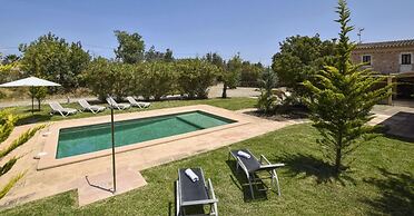Poolside Garden Retreat in Buger
