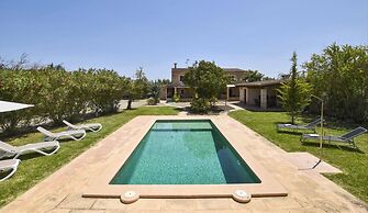 Poolside Garden Retreat in Buger