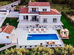 Villa With Private Pool and Garden