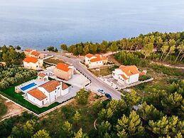 Villa With Private Pool and Garden