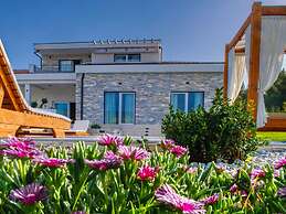 Villa With Private Pool and Garden