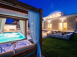 Villa With Private Pool and Garden