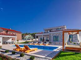 Villa With Private Pool and Garden