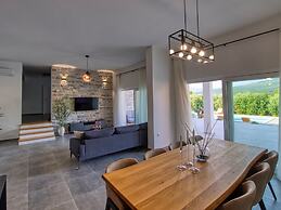 Villa With Private Pool and Garden