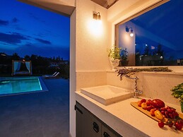 Villa With Private Pool and Garden