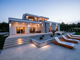 Villa With Private Pool and Garden