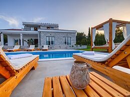 Villa With Private Pool and Garden