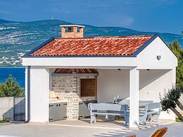 Villa With Private Pool and Garden