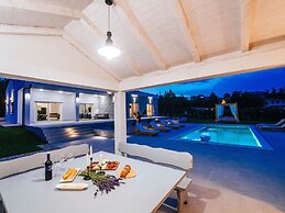 Villa With Private Pool and Garden