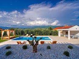 Villa With Private Pool and Garden