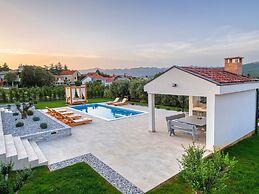 Villa With Private Pool and Garden
