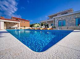 Villa With Private Pool and Garden