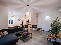 Villa With Private Pool and Garden