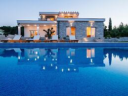 Villa With Private Pool and Garden
