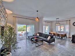 Villa With Private Pool and Garden