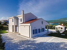 Villa With Private Pool and Garden