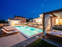 Villa With Private Pool and Garden