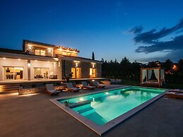 Villa With Private Pool and Garden