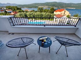 Villa With Private Pool and Garden