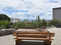 Nice Apartment With Shared Swimming Pool Near the Beach and Trogir