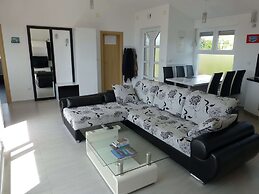 Nice Apartment With Shared Swimming Pool Near the Beach and Trogir