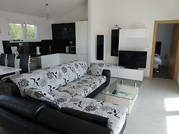 Nice Apartment With Shared Swimming Pool Near the Beach and Trogir