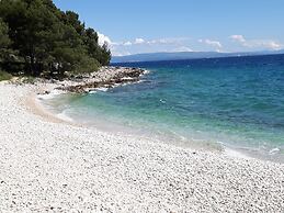 Nice Apartment With Shared Swimming Pool Near the Beach and Trogir