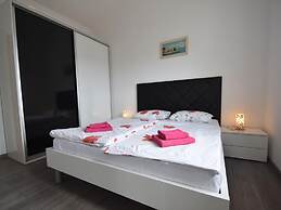 Nice Apartment With Shared Swimming Pool Near the Beach and Trogir