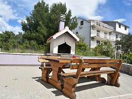 Nice Apartment With Shared Swimming Pool Near the Beach and Trogir