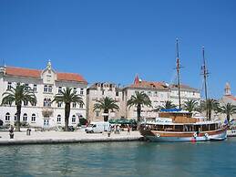 Nice Apartment With Shared Swimming Pool Near the Beach and Trogir