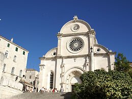 Nice Apartment With Shared Swimming Pool Near the Beach and Trogir