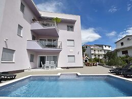 Nice Apartment With Shared Swimming Pool Near the Beach and Trogir