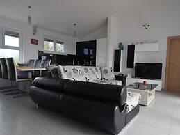 Nice Apartment With Shared Swimming Pool Near the Beach and Trogir