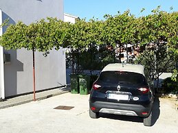 Nice Apartment With Shared Swimming Pool Near the Beach and Trogir