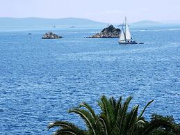 Nice Apartment With Shared Swimming Pool Near the Beach and Trogir