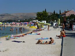 Nice Apartment With Shared Swimming Pool Near the Beach and Trogir