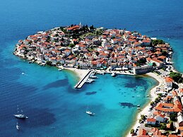 Nice Apartment With Shared Swimming Pool Near the Beach and Trogir