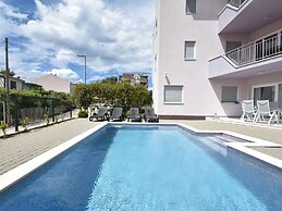 Nice Apartment With Shared Swimming Pool Near the Beach and Trogir