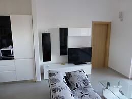 Nice Apartment With Shared Swimming Pool Near the Beach and Trogir