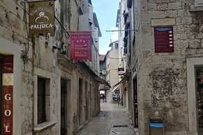 Nice Apartment With Shared Swimming Pool Near the Beach and Trogir