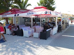 Nice Apartment With Shared Swimming Pool Near the Beach and Trogir