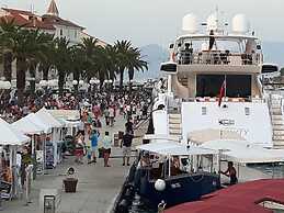 Nice Apartment With Shared Swimming Pool Near the Beach and Trogir